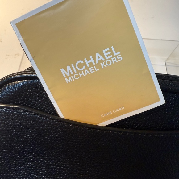 π€π₯ Michael Kors Black Pebbled Leather Crossbody - Picture 2 of 8